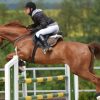 jinete de equitación deportiva saltando