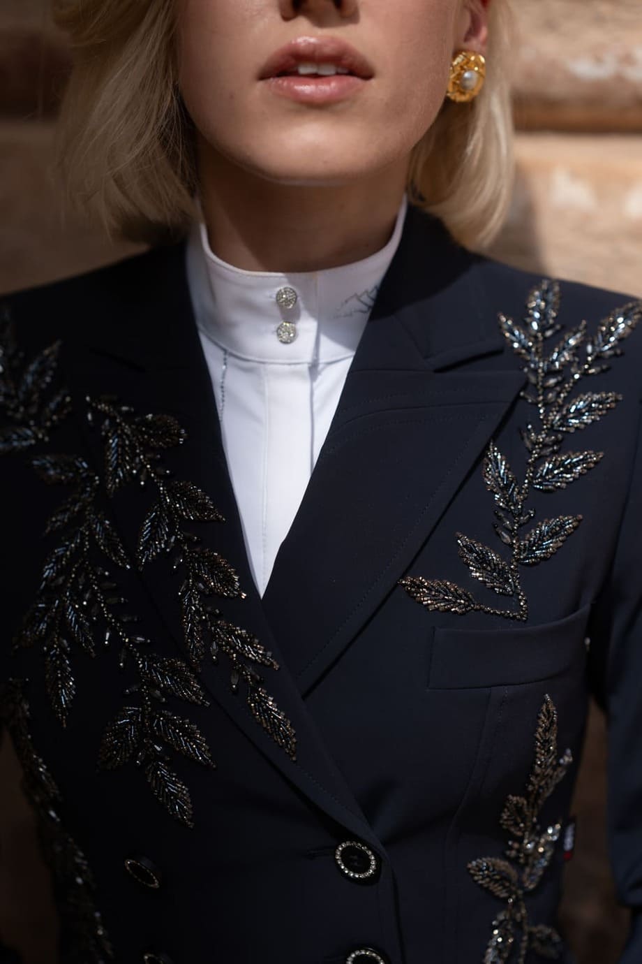 Frac de doma azul con bordado de hojas de laurel