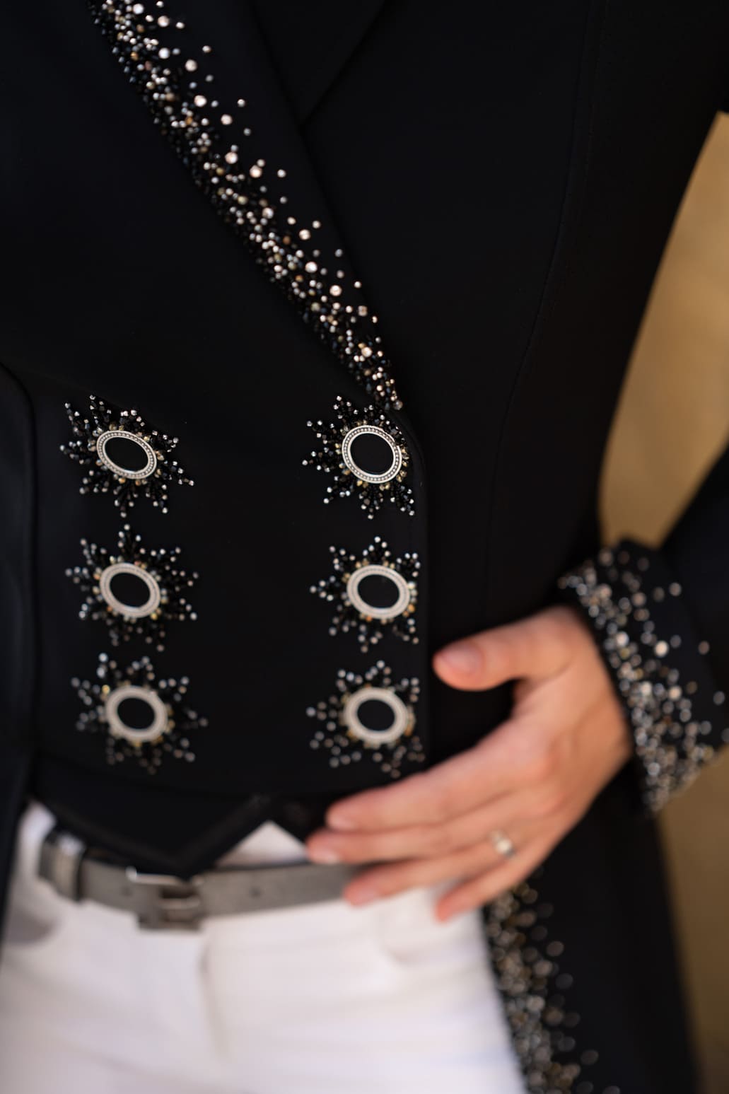 Detalle de la pechera negra con botones joya