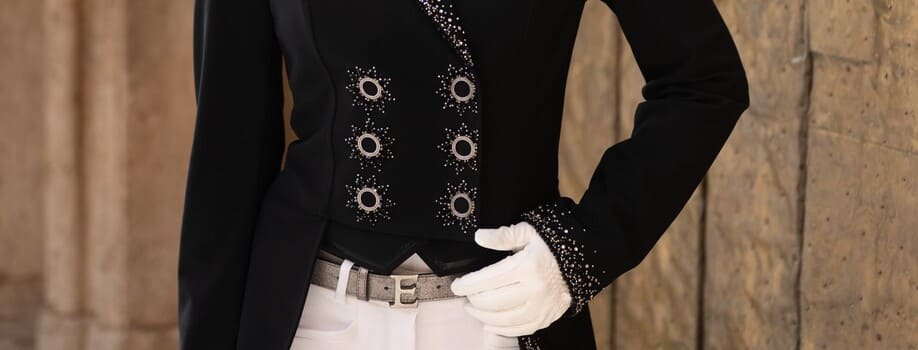 Pechera del frac negro con botones joya